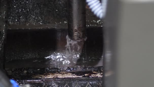 Rury przemysłowe odprowadzające wodę do fabryki - Materiał filmowy, wideo