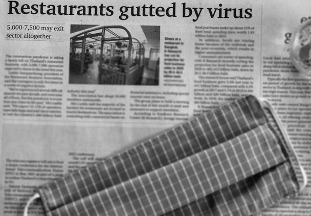 τοπική εφημερίδα αναφέρει επιπτώσεις του ιού στην οικονομία, όπως η φιλοξενία, εστιατόρια, τουριστικές επιχειρήσεις. Οι πληροφορίες δείχνουν ότι αυξήθηκε το ποσοστό ανεργίας. αντιπροσωπεύουν σε μαύρο και άσπρο τόνο. - Φωτογραφία, εικόνα