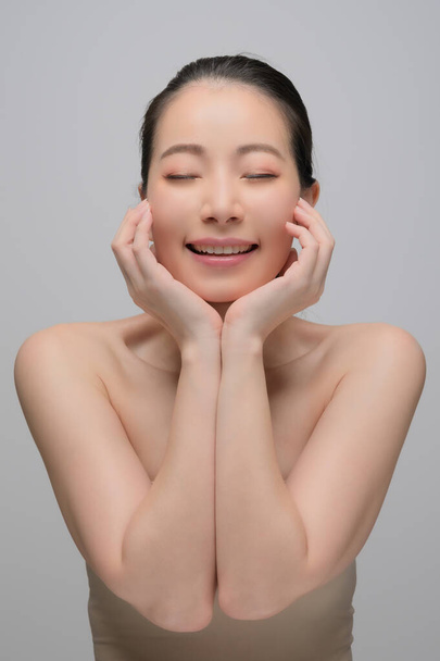 Belle jeune femme asiatique avec une peau propre et parfaite. Modèle de portrait naturel maquillage. Spa, soins de la peau et bien-être - Photo, image