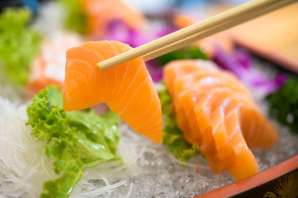 日本の食スタイル鮭の刺身、生の切り身 - 写真・画像