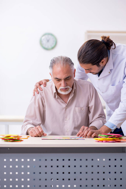 Врач и пациент, страдающий болезнью Альцгеймера
 - Фото, изображение