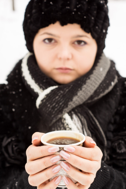 kahve kış parktaki kadın - Fotoğraf, Görsel