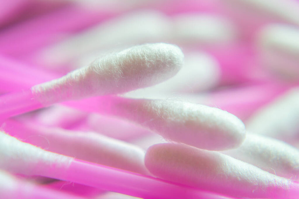 Růžová barva Ušní pupeny nebo bavlněné tampony používané k čištění uší v měkkém zasněném vzhledu - Fotografie, Obrázek