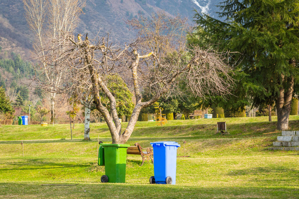 Papeleras para la recogida y la segregación de residuos en un parque público de Srinagar Cachemira
 - Foto, imagen
