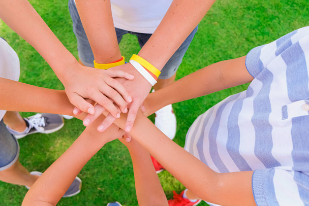 Arkadaşlar ya da kardeşler birlik ve takım çalışmasının bir işareti olarak ellerini birleştiriyorlar. Arkadaşlık kavramı. Aile kavramı. - Fotoğraf, Görsel