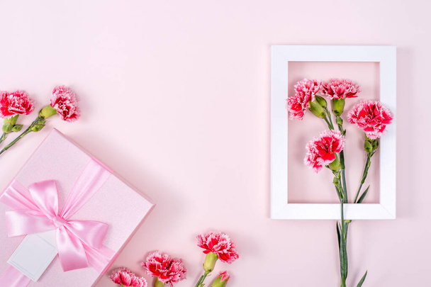 Mother's Day, Valentine's Day background design concept, beautiful pink, red carnation flower bouquet on pink table, top view, flat lay, copy space. - Fotoğraf, Görsel