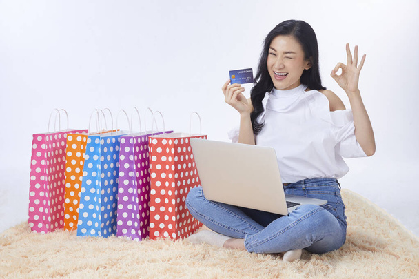 Νεαρή γυναίκα προσωπικός υπολογιστής EC online shopping mail παραγγελία υλικό πρόσωπο ψώνια. Concept online αγορές - Φωτογραφία, εικόνα