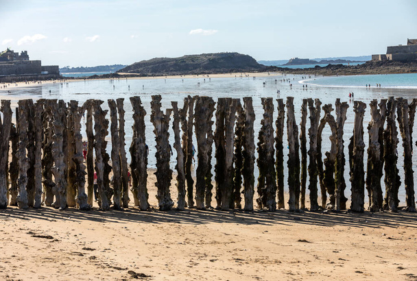 Большой волнорез и пляж в Сен-Мало, призванные защитить город от приливов, Иль-э-Вилен, Британия, Франция - Фото, изображение