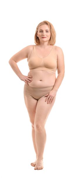 Túlsúlyos nő fehér háttérrel - Fotó, kép