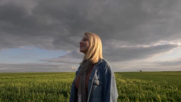 Женщина, поднимающая руки на пшеничном поле во время заката
 - Кадры, видео
