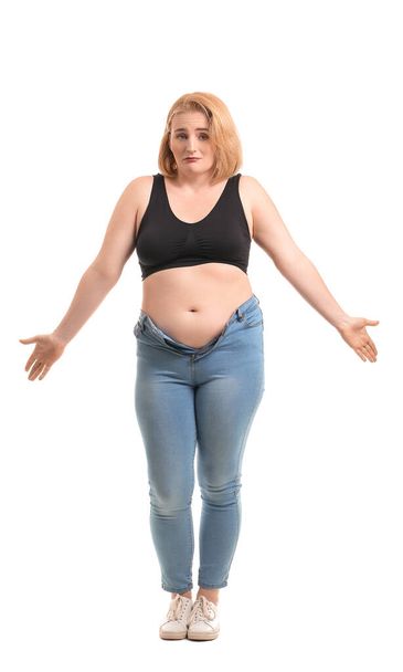 Znepokojená žena s nadváhou na bílém pozadí. Koncept hubnutí - Fotografie, Obrázek
