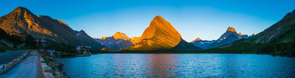 多くの氷河地帯、モンタナ州の氷河国立公園、モンタナ州、ウサで日の出時に現在の湖で美しい風景. - 写真・画像