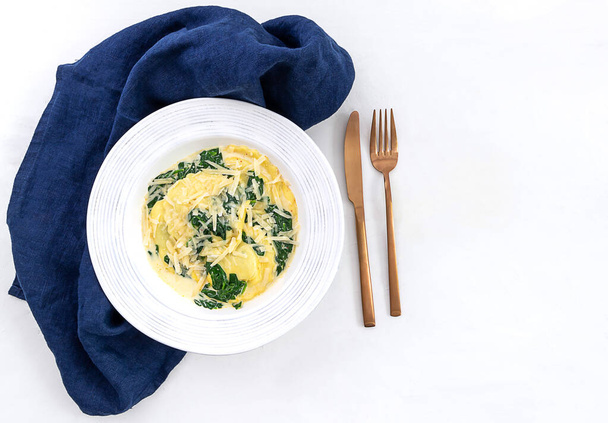 Hagyományos olasz töltött tészta Tortelli réz evőeszközökkel - Fotó, kép