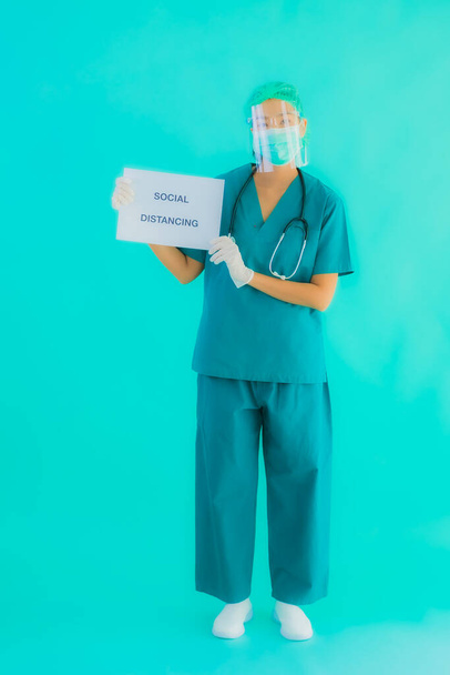 Портрет красивая молодая азиатская врач женщина носить маску показать социальное дистанцирование на бумажной доске для защиты от covid19 или коронавируса
 - Фото, изображение