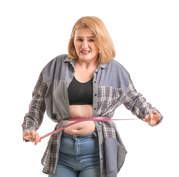 Mujer con problemas de sobrepeso con cinta métrica sobre fondo blanco. Concepto de pérdida de peso
 - Foto, imagen