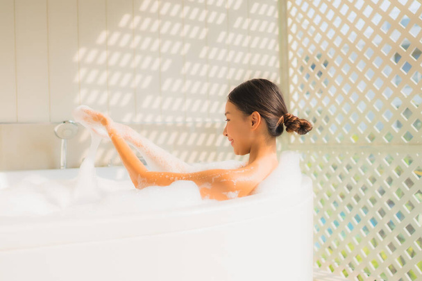 Ritratto giovane donna asiatica relax fare un bagno nella vasca da bagno per concetto spa - Foto, immagini