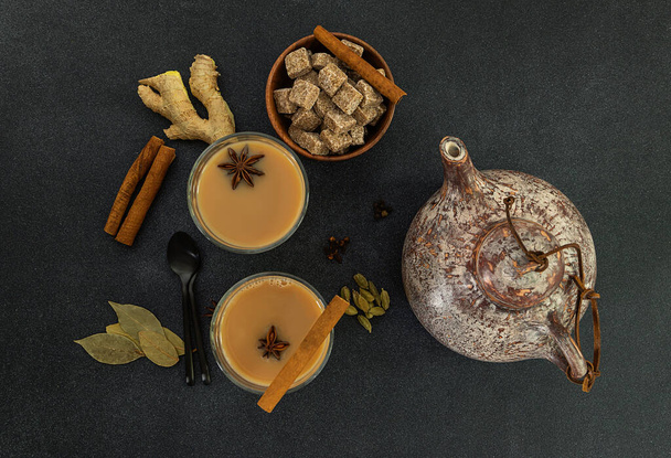 Widok z góry indyjskiej herbaty Masala chai - Zdjęcie, obraz