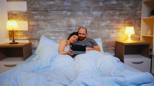 Zoom avant de jeune couple couché au lit - Photo, image