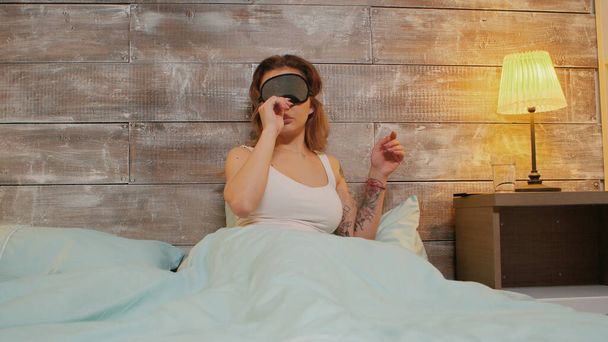 Όμορφη γυναίκα με πιτζάμες και μάσκα ύπνου - Φωτογραφία, εικόνα