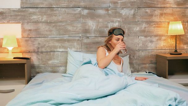 Όμορφη γυναίκα πιτζάμες ξυπνάει μετά από έναν εφιάλτη - Φωτογραφία, εικόνα
