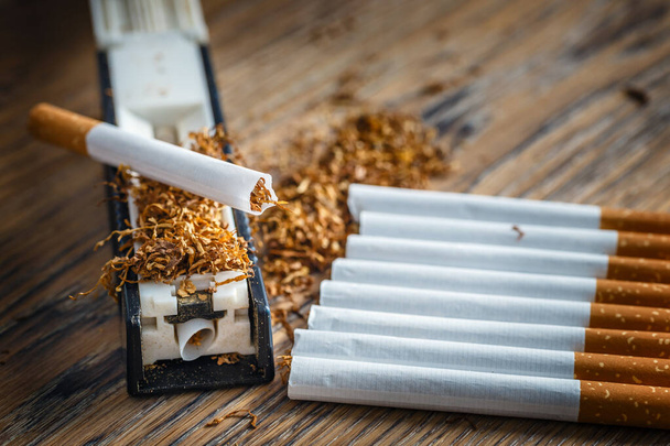 ręcznie robione papierosy w domu przy użyciu maszyny ręcznej - Zdjęcie, obraz