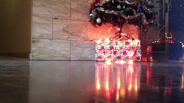 Regalos de Navidad bajo el árbol, efectos de luces
 - Imágenes, Vídeo