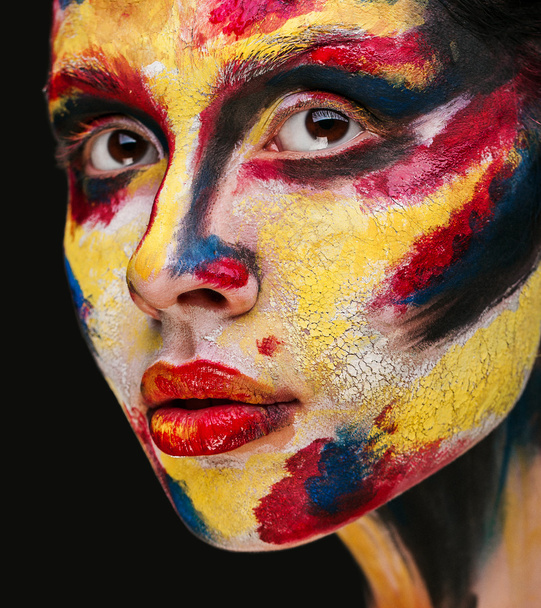 Красивая девушка с краской на лице
 - Фото, изображение
