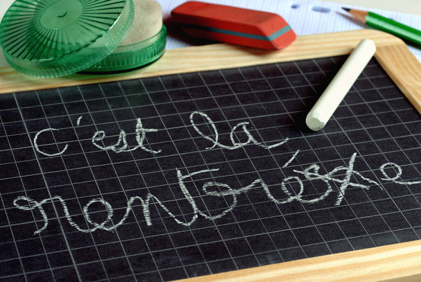 Back to school written on a school slate with chalk - 写真・画像