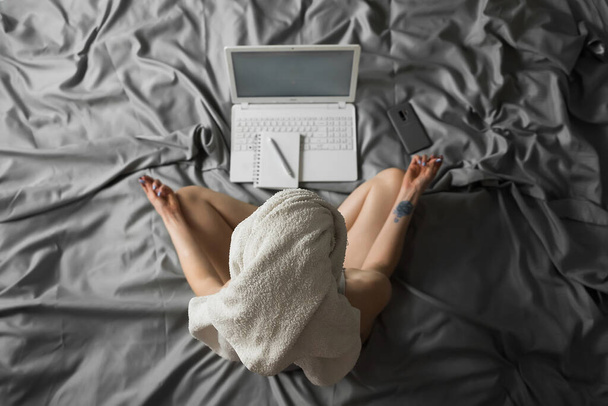 Młoda spokojna kobieta relaksująca się medytując z laptopem w domu, medytująca z zamkniętymi oczami dla zwiększenia produktywności w miejscu pracy. Koncepcja harmonii i medytacji. Zdrowy styl życia - Zdjęcie, obraz