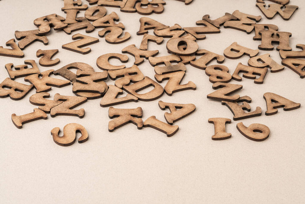 detailní vyřezávané dřevěné abecedy jako pozadí s kopírovacím prostorem - Fotografie, Obrázek