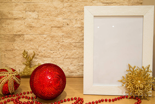 Karácsonyi dekoráció, gúnyolódás. Arany hópehely, szarvas és karácsonyi labda paillette brock fal háttér. Szabad hely, másolási hely.  - Fotó, kép