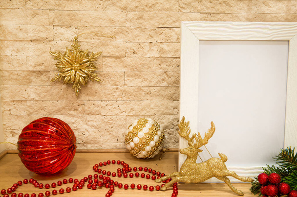 Boże Narodzenie złote i czerwone dekoracje. Czerwone świąteczne kulki, jagody, złote jelenie i płatki śniegu. Szykuj się. Miejsce na tekst.  - Zdjęcie, obraz