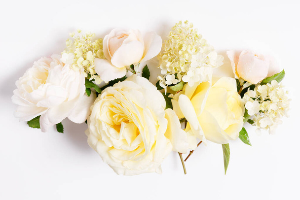 Εορταστική σύνθεση λουλουδιών στο λευκό φόντο. Εναέρια προβολή - Φωτογραφία, εικόνα