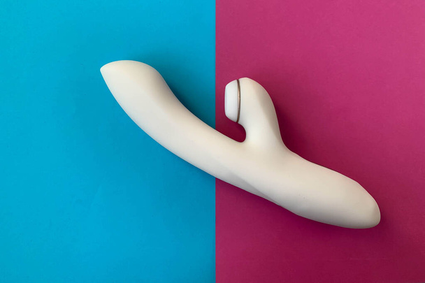 Σεξ παιχνίδι. Λευκό δονητή σε ροζ / μπλε φόντο. Χρήσιμο για ενήλικες, κατάστημα σεξ - Φωτογραφία, εικόνα