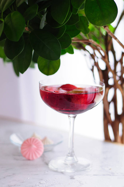 le verre de vin rouge à la fraise
 - Photo, image