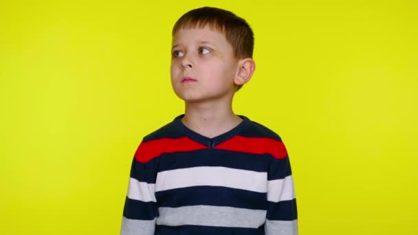 Zdezorientowany mały dziecięcy sweter rozgląda się dookoła i myśli, co wybrać - Materiał filmowy, wideo
