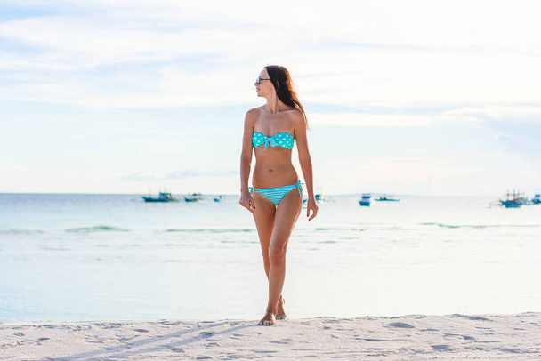 Kobieta leżąca na plaży, ciesząca się wakacjami i patrząca na morze - Zdjęcie, obraz