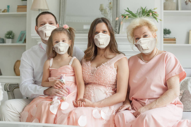 Geração familiar em máscara protetora. Avó, mãe, filha, pai
 - Foto, Imagem