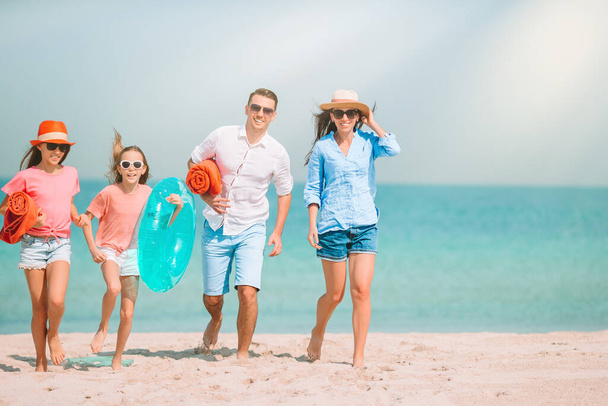 Photo de famille heureuse s'amusant sur la plage. Style de vie d'été - Photo, image