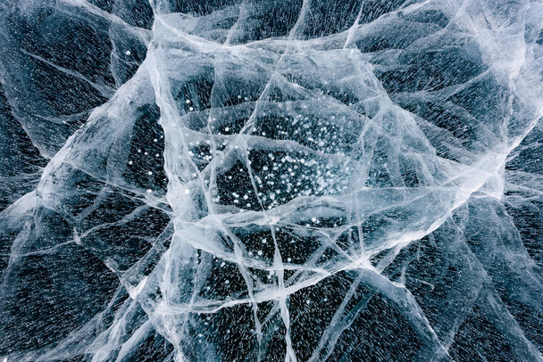 Prachtig ijs van het Baikalmeer met abstracte scheuren - Foto, afbeelding