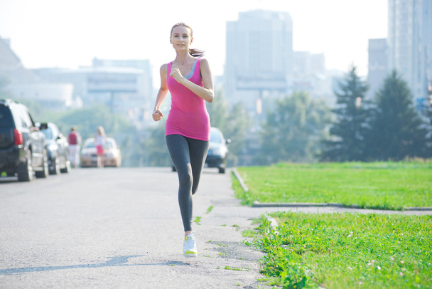 nő fut a Városliget - Fotó, kép