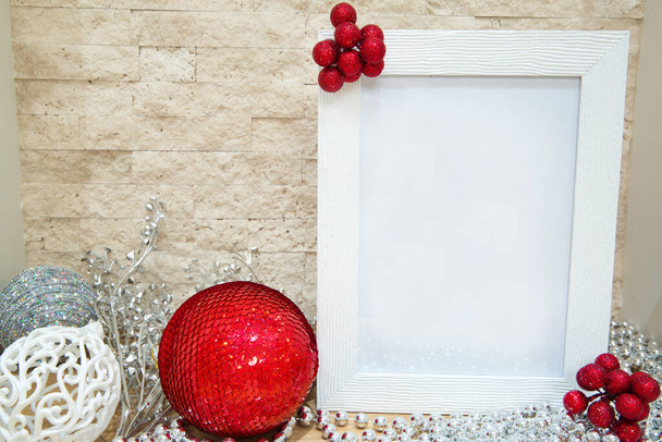 Karácsonyi ezüst csillogó háttér, piros, fehér és ezüst színek. Mock up, szabad hely a szövegnek.  - Fotó, kép