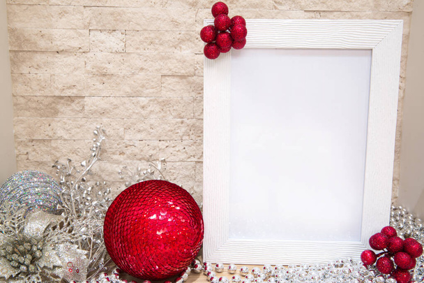 Vörös és ezüst karácsonyi háttér. Piros karácsonyi labdák paillette és ezüst virágok dekoráció. Mock-up, szabad hely a szövegnek.  - Fotó, kép