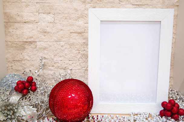 Vörös és ezüst karácsonyi háttér. Piros karácsonyi labdák paillette és ezüst virágok dekoráció. Mock-up, szabad hely a szövegnek.  - Fotó, kép
