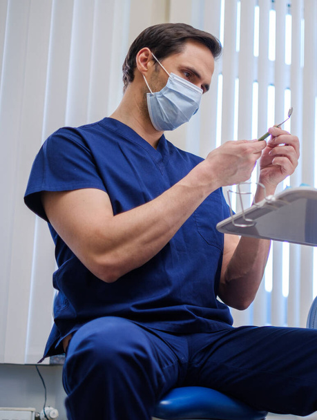 Лікар в захисній масці в лікарні
 - Фото, зображення