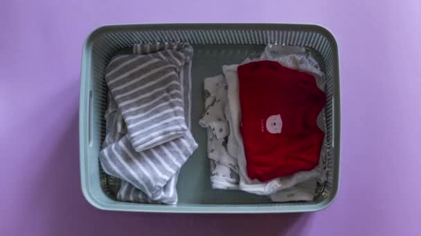 Donatie doos met Baby kleding stop beweging animatie. Doneer tekst. Bovenaanzicht, vlak lay - Video