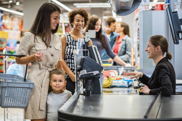 Žena platí chytrými hodinkami v obchodě s potravinami - Fotografie, Obrázek