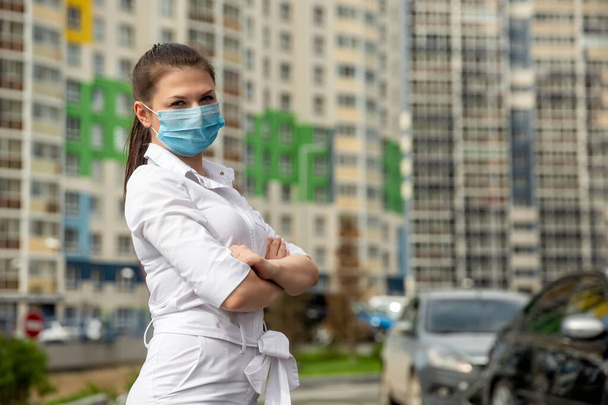 girl in a medical mask on the street. girl in a medical mask in the city. girl 20-29 years old - 写真・画像
