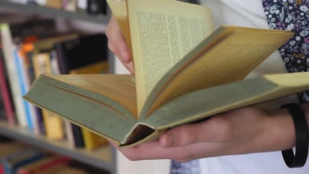 Handomslag van een boek, close-up - Video