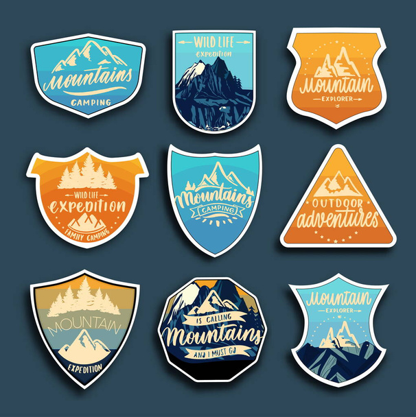 Conjunto de emblemas de viagem de montanha. Acampar emblemas de aventura ao ar livre, emblemas e patches de logotipo
. - Vetor, Imagem